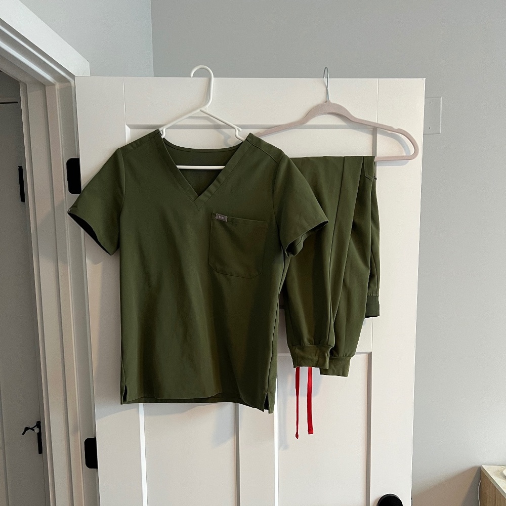 Figs Catarina One-Pocket Scrub Top and Zamora Jogger Pants set size S Dark Olive